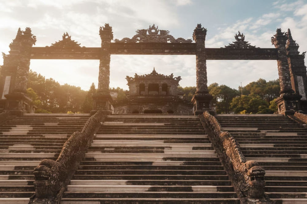 Cổng Tam Quan l&agrave; phần mở đầu ấn tượng cho một h&agrave;nh tr&igrave;nh kh&aacute;m ph&aacute; nghệ thuật v&agrave; lịch sử tại lăng Khải Định